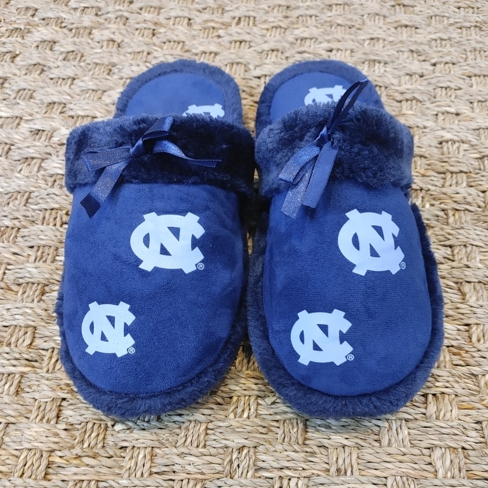 TEAM SPORT North Carolina Tar Heels Slippers, Navy L (9-10)